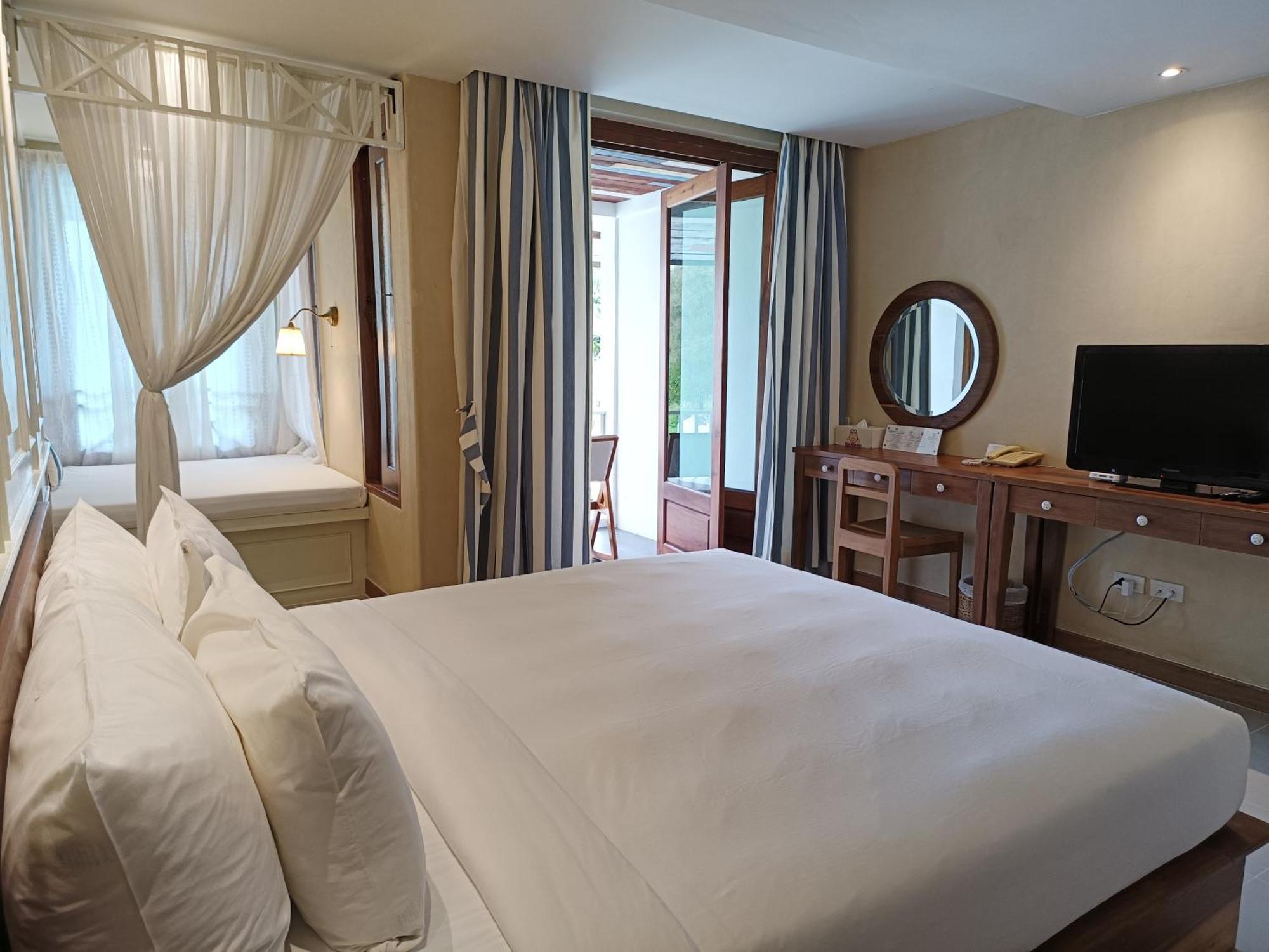 The Oia Resor 5*